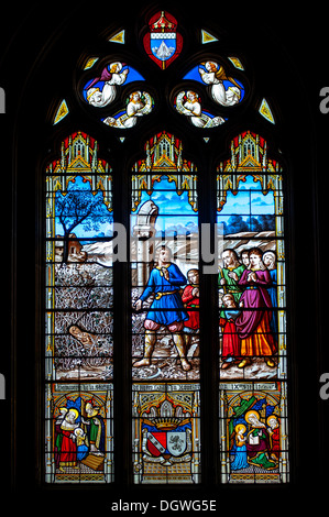 Eine bunte Kirchenfenster in der Bretagne, Frankreich Stockfoto