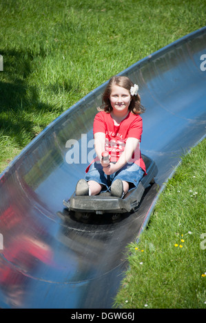 Junges Mädchen auf Rodel Schlitten Mat Spaß. VOLL-MODELL VERÖFFENTLICHT Stockfoto