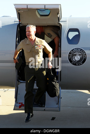 35. Kommandant des Marinekorps, General James F. Amos und die 17. Sergeant-Major der Marine Corps, Sgt. Major Micheal P. Barrett, ankommen im Marine Corps Air Station Miramar, San Diego, Kalifornien, 18. Oktober 2013. Stockfoto