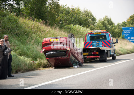 Auto auf Dach Crash abgestürzte Autobahn Standstreifen Stockfoto