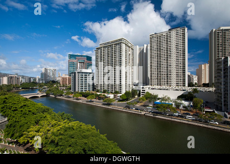 Hochhäuser am Ala Wai Kanal in Waikiki, Honolulu, Hawaii, USA Stockfoto