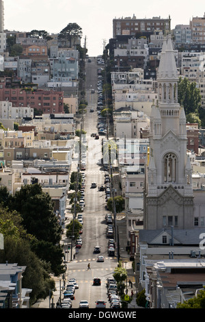 Filbert Street im Stadtteil North Beach Blick Richtung Westen, St. Peter und Paul Church, rechts Stockfoto