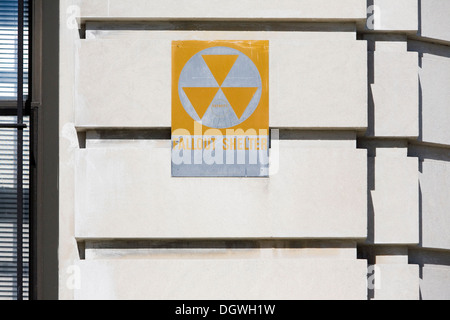 Melden Sie sich an einer Fassade in Harlem, zeigt ein Fallout Shelter, New York City, New York, USA, Nordamerika Stockfoto
