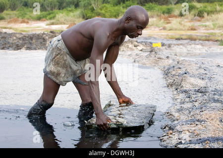 Salz Arbeiter auf See Kasenyi, Queen Elizabeth National Park, Kasenyi, Uganda, Afrika Stockfoto