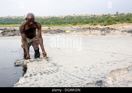 Salz Arbeiter auf See Kasenyi, Queen Elizabeth National Park, Kasenyi, Uganda, Afrika Stockfoto