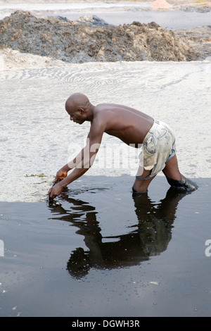 Salz Arbeiter auf See Kasenyi, Queen Elizabeth National Park, Kasenyi, Uganda, Afrika Stockfoto