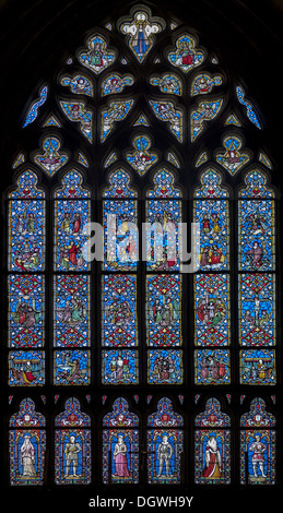 Eine bunte Kirchenfenster in der Bretagne, Frankreich Stockfoto