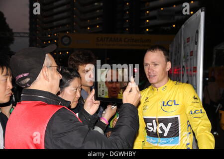 Saitama, Japan. 26. Oktober 2013. Christopher Froome spricht vor der Presse nach Saitama Criterium von Le Tour de France, Saitama, Japan, Samstag, 26. Oktober 2013. Das erste jemals Übersee-Rennen von Le Tour de France organisiert fand in Saitama, Japan. Trotz Befürchtungen eines Taifuns war die Route voller Zuschauer versuchen, einen Blick auf ihre Helden. Sie wurden mit einem spannenden final 20 Runden-Rennen belohnt, in denen Chris Froome, Peter Sagan und Rui Costa mit zwei Runden vor Schluss brach. Froome entkam in der letzten Runde und Sagan schlagen Costa in einem Sprint für Sekunde. Die ganze Veranstaltung war, kam mit allen Stockfoto