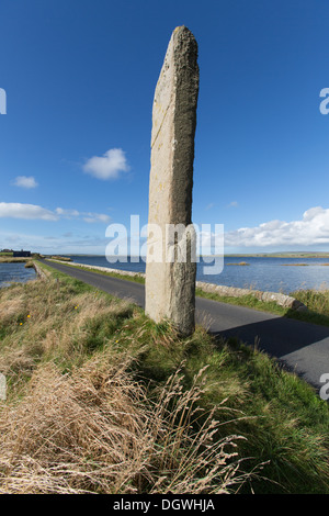 Inseln von Orkney, Schottland. Malerische Aussicht auf Watchstone bei der Brücke von Brodgar. Stockfoto