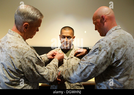 35. Kommandant des Marinekorps, General James F. Amos und die 17. Sergeant-Major der Marine Corps, Sgt. Major Micheal P. Barrett, Förderung der CPL. Miguel Ocampo, Avionik Techniker mit Marine Aviation Logistics Squadron 16 (MALS-16), Marine Air Stockfoto