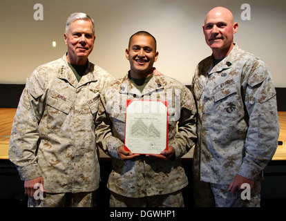 35. Kommandant des Marinekorps, General James F. Amos und die 17. Sergeant-Major der Marine Corps, Sgt. Major Micheal P. Barrett, Förderung der CPL. Miguel Ocampo, Avionik Techniker mit Marine Aviation Logistics Squadron 16 (MALS-16), Marine Air Stockfoto