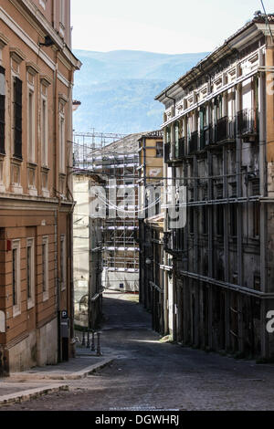 26. Oktober 2013 - l ' Aquila, Italien - die Altstadt von l ' Aquila, durch ein Erdbeben zerstört vier Jahren, am 25. Oktober 2013. Vier Jahre später, das historische Zentrum ist noch aufgegeben, der Wiederaufbauprozess ist langsam außerhalb der Geschäftsräume und Kirchen und Denkmäler der Stadt sind noch mit Baugerüst bedeckt. Foto: Manuel Romano/NurPhoto (Kredit-Bild: © Manuel Romano/NurPhoto/ZUMAPRESS.com) Stockfoto