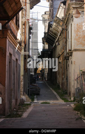 26. Oktober 2013 - l ' Aquila, Italien - die Altstadt von l ' Aquila, durch ein Erdbeben zerstört vier Jahren, am 25. Oktober 2013. Vier Jahre später, das historische Zentrum ist noch aufgegeben, der Wiederaufbauprozess ist langsam außerhalb der Geschäftsräume und Kirchen und Denkmäler der Stadt sind noch mit Baugerüst bedeckt. Foto: Manuel Romano/NurPhoto (Kredit-Bild: © Manuel Romano/NurPhoto/ZUMAPRESS.com) Stockfoto