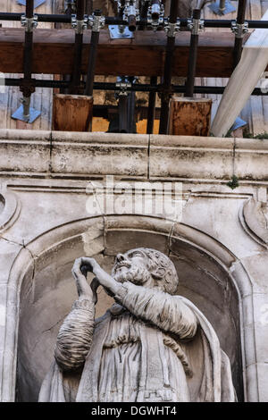 26. Oktober 2013 - zerstört l ' Aquila, Italien - Kirche von Anime Sante am 25. Oktober 2013 in der Altstadt von l ' Aquila, vor vier Jahren durch ein Erdbeben. Vier Jahre später, das historische Zentrum ist noch aufgegeben, der Wiederaufbauprozess ist langsam außerhalb der Geschäftsräume und Kirchen und Denkmäler der Stadt sind noch mit Baugerüst bedeckt. Foto: Manuel Romano/NurPhoto (Kredit-Bild: © Manuel Romano/NurPhoto/ZUMAPRESS.com) Stockfoto