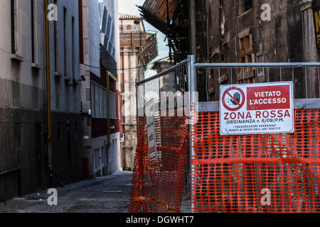 26. Oktober 2013 - zerstört l ' Aquila, Italien - Red Zone (Zona Rossa) in der Altstadt von l ' Aquila, vor vier Jahren durch ein Erdbeben. Vier Jahre später, das historische Zentrum ist noch aufgegeben, der Wiederaufbauprozess ist langsam außerhalb der Geschäftsräume und Kirchen und Denkmäler der Stadt sind noch mit Baugerüst bedeckt. Foto: Manuel Romano/NurPhoto (Kredit-Bild: © Manuel Romano/NurPhoto/ZUMAPRESS.com) Stockfoto