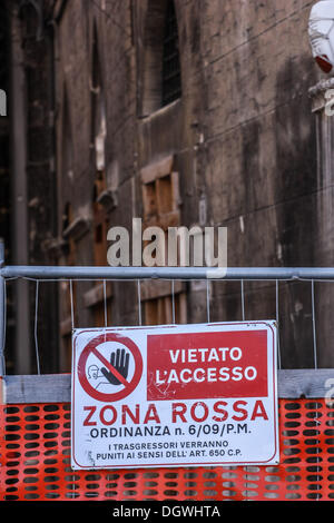 26. Oktober 2013 - l ' Aquila, Italien - die rote Zone (Zona Rossa) in der Altstadt von l ' Aquila, zerstört durch ein Erdbeben vor vier Jahren. Vier Jahre später, das historische Zentrum ist noch aufgegeben, der Wiederaufbauprozess ist langsam außerhalb der Geschäftsräume und Kirchen und Denkmäler der Stadt sind noch mit Baugerüst bedeckt. Foto: Manuel Romano/NurPhoto (Kredit-Bild: © Manuel Romano/NurPhoto/ZUMAPRESS.com) Stockfoto