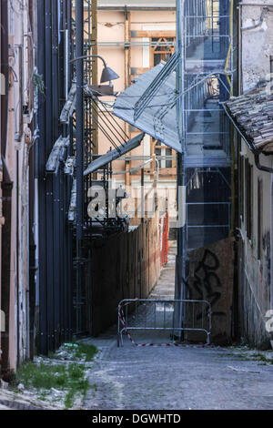 26. Oktober 2013 - l ' Aquila, Italien - die Altstadt von l ' Aquila, durch ein Erdbeben zerstört vier Jahren, am 25. Oktober 2013. Vier Jahre später, das historische Zentrum ist noch aufgegeben, der Wiederaufbauprozess ist langsam außerhalb der Geschäftsräume und Kirchen und Denkmäler der Stadt sind noch mit Baugerüst bedeckt. Foto: Manuel Romano/NurPhoto (Kredit-Bild: © Manuel Romano/NurPhoto/ZUMAPRESS.com) Stockfoto