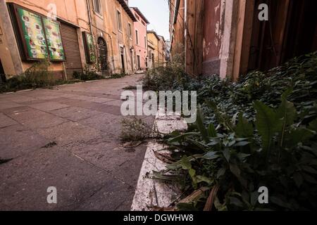 26. Oktober 2013 - l ' Aquila, Italien - historischen Teil von LÌ ¢?? Aquila, vier Jahren, am 25. Oktober 2013 durch ein Erdbeben zerstört. Vier Jahre später, das historische Zentrum ist noch aufgegeben, der Wiederaufbauprozess ist langsam außerhalb der Geschäftsräume und Kirchen und Denkmäler der Stadt sind noch mit Baugerüst bedeckt. Foto: Manuel Romano/NurPhoto (Kredit-Bild: © Manuel Romano/NurPhoto/ZUMAPRESS.com) Stockfoto