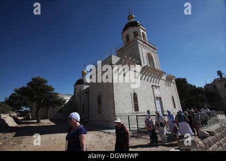 Hebron, Westjordanland, Palästinensische Gebiete. 26. Oktober 2013. Russische Touristen besuchen die russischen Verbindung Kirche '' al-MuskubÃ"Â «ya'', in der Westbank-Stadt Hebron. Der russischen Compound ist eines der ältesten Viertel im Zentrum von Jerusalem, einschließlich eine große russische orthodoxe Kirche und mehrere ehemalige Pilgerherbergen, die verwendet werden, als Regierungsgebäude und für das Museum von unterirdischen Gefangenen © Mamoun Wazwaz/APA Images/ZUMAPRESS.com/Alamy Live-Nachrichten Stockfoto