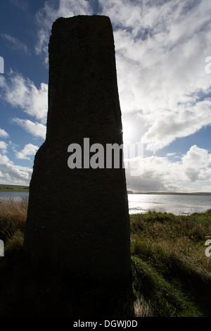 Inseln von Orkney, Schottland. Malerische Silhouette Blick auf die Watchstone an der Brücke von Brodgar. Stockfoto