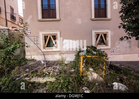 26. Oktober 2013 - l ' Aquila, Italien - historischen Teil von LÌ ¢?? Aquila, vier Jahren, am 25. Oktober 2013 durch ein Erdbeben zerstört. Vier Jahre später, das historische Zentrum ist noch aufgegeben, der Wiederaufbauprozess ist langsam außerhalb der Geschäftsräume und Kirchen und Denkmäler der Stadt sind noch mit Baugerüst bedeckt. Foto: Manuel Romano/NurPhoto (Kredit-Bild: © Manuel Romano/NurPhoto/ZUMAPRESS.com) Stockfoto