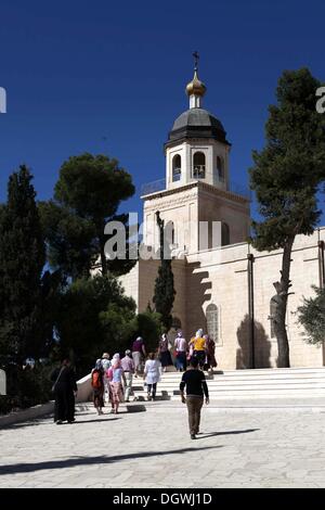 Hebron, Westjordanland, Palästinensische Gebiete. 26. Oktober 2013. Russische Touristen besuchen die russischen Verbindung Kirche '' al-MuskubÃ"Â «ya'', in der Westbank-Stadt Hebron. Der russischen Compound ist eines der ältesten Viertel im Zentrum von Jerusalem, einschließlich eine große russische orthodoxe Kirche und mehrere ehemalige Pilgerherbergen, die verwendet werden, als Regierungsgebäude und für das Museum von unterirdischen Gefangenen © Mamoun Wazwaz/APA Images/ZUMAPRESS.com/Alamy Live-Nachrichten Stockfoto