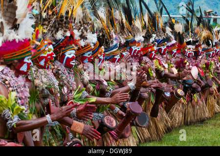 Mitglieder eines Stammes in bunt dekoriert Kostüme mit Bemalung in den traditionellen Sing-Sing sammeln, Hochland Stockfoto