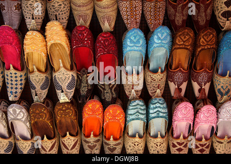 Anzeige der bunte indische Schuhe zum Verkauf in Bur Dubai Souk, Dubai, Vereinigte Arabische Emirate Stockfoto