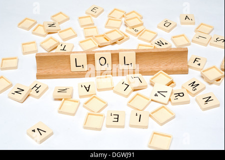 "LOL" geschrieben in Scrabble Fliesen Stockfoto