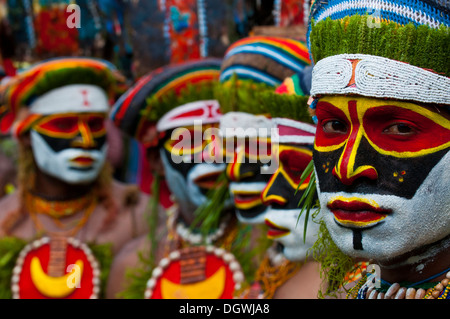 Bunt verzierte und bemalte Stämme feiert die traditionelle Sing Sing im Hochland, Paya, Hochland Stockfoto