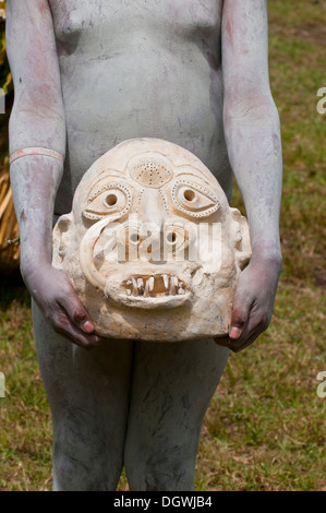 Mudman trägt eine Maske in der Hand während der traditionellen Sing Sing in den Highlands, Paya, Hochland, Papua Neu Guinea Stockfoto