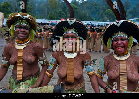 Dekorierte und bemalte Frauen feiert die traditionelle Sing Sing in den Highlands, Enga, Hochland, Papua Neu Guinea Stockfoto