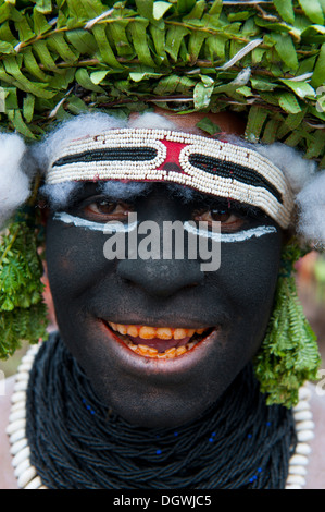 Schwarz lackiert Mann feiert die traditionelle Sing Sing in den Highlands, Enga, Hochland, Papua-Neu-Guinea Stockfoto