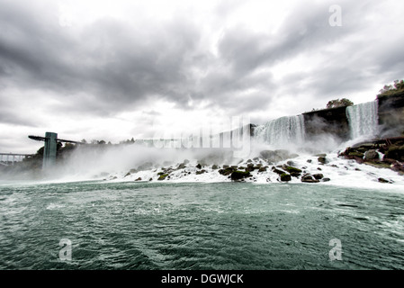 NIAGARA, NEW YORK - die amerikanischen Fälle, von Wasser gesehen, am Niagara Falls auf dem Niagara River an der Grenze zwischen den Vereinigten Staaten und Kanada. Stockfoto