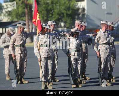 Marines mit Munition Unternehmen, 1. Bataillon liefern, Bekämpfung der Logistik Regiment 15, 1st Marine Logistics Group, Decken und während eines Wettkampfes der vierteljährlichen Bohrer an Bord Camp Pendleton, Kalifornien, 18. Oktober 2013 ausrichten. Die Veranstaltung wurde entwickelt, um die grundlegenden schärfen Stockfoto