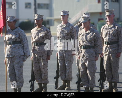 Marines mit Munition Unternehmen, 1. Bataillon liefern, Bekämpfung der Logistik Regiment 15, 1st Marine Logistics Group, stehen stramm während einer vierteljährlichen Bohrer-Wettbewerb an Bord Camp Pendleton, Kalifornien, 18. Oktober 2013. Die Veranstaltung wurde entwickelt, um die Ba zu schärfen Stockfoto