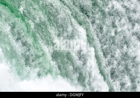 Große Mengen an Wasser passieren über Niagara Falls auf dem Niagara River an der Grenze zwischen den Vereinigten Staaten und Kanada. Stockfoto