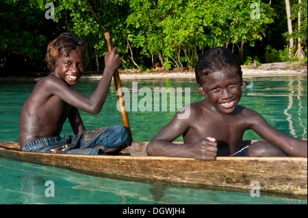 Lokalen Jungs mit dem Kanu in die Marovo Lagune, Salomonen Stockfoto