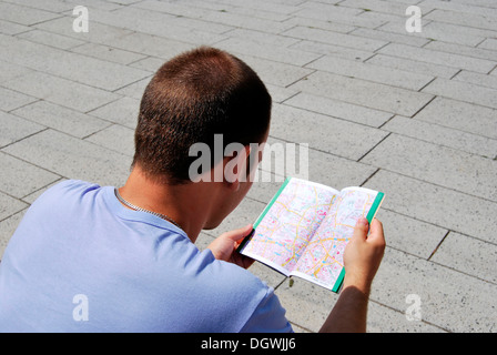 Junger Mann, ein Stadtplan, Essen, Europäische Kulturhauptstadt 2010, Ruhrgebiet, zu lesen, "Metropole Ruhr", North Rhine-Westphalia Stockfoto