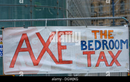 Manchester, UK. 26. Oktober 2013. Ein Banner zeigt den Unmut einer kleinen Anti-Koalition-Regierung-Gruppe protestiert gegen die Schlafzimmer Steuer- und Regierung Maßnahmen machen die das Leben des Normalbürgers schlimmer als zuvor.  Bildnachweis: John Fryer/Alamy Live-Nachrichten Stockfoto