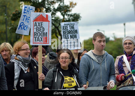 Manchester, UK. 26. Oktober 2013. Demonstranten zeigen ihren Unmut bei die Koalitionsregierung von Protest gegen die Schlafzimmer Steuer- und Regierung Maßnahmen, die das Leben des Bürgers machen schlechter als vorher.  Bildnachweis: John Fryer/Alamy Live-Nachrichten Stockfoto