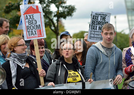 Manchester, UK. 26. Oktober 2013. Demonstranten zeigen ihren Unmut bei die Koalitionsregierung von Protest gegen die Schlafzimmer Steuer- und Regierung Maßnahmen, die das Leben des Bürgers machen schlechter als vorher.  Bildnachweis: John Fryer/Alamy Live-Nachrichten Stockfoto