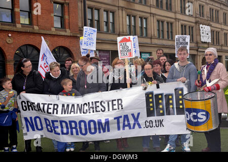 Manchester, UK. 26. Oktober 2013. Demonstranten zeigen ihren Unmut bei die Koalitionsregierung von Protest gegen die Schlafzimmer Steuer- und Regierung Maßnahmen, die das Leben des Bürgers machen schlechter als vorher.  Bildnachweis: John Fryer/Alamy Live-Nachrichten Stockfoto