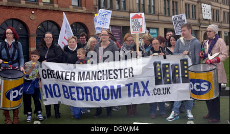 Manchester, UK. 26. Oktober 2013. Demonstranten zeigen ihren Unmut bei die Koalitionsregierung von Protest gegen die Schlafzimmer Steuer- und Regierung Maßnahmen, die das Leben des Bürgers machen schlechter als vorher.  Bildnachweis: John Fryer/Alamy Live-Nachrichten Stockfoto