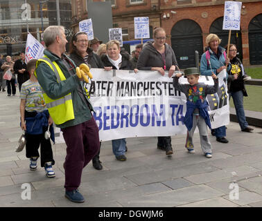 Manchester, UK. 26. Oktober 2013. Ein kleiner Junge bewirkt, dass Lachen wie Demonstranten ihren Unmut in der Koalitionsregierung zeigen von Protest gegen die Schlafzimmer Steuer- und Regierung Maßnahmen, die machen des Lebens des Normalbürgers schlimmer als zuvor.  Bildnachweis: John Fryer/Alamy Live-Nachrichten Stockfoto