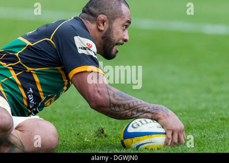 Northampton, UK. 26. Oktober 2013. Northampton Samu MANOA erhält sein Team zweiten Versuch während der Aviva Premiership Spiel zwischen Northampton Saints und Sarazenen von Franklins Gärten. Bildnachweis: Aktion Plus Sport/Alamy Live-Nachrichten Stockfoto