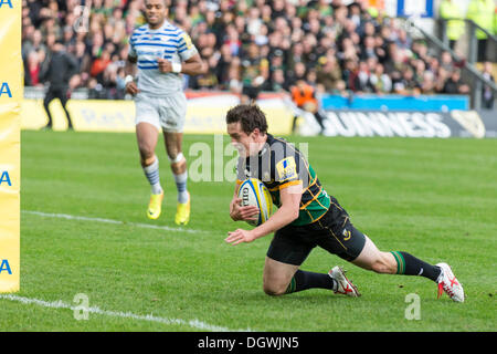 Northampton, UK. 26. Oktober 2013. Northampton Jamie ELLIOTT geht über für den ersten Versuch während der Aviva Premiership Spiel zwischen Northampton Saints und Sarazenen von Franklins Gärten. Bildnachweis: Aktion Plus Sport/Alamy Live-Nachrichten Stockfoto