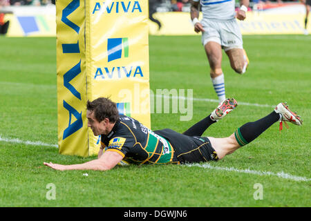 Northampton, UK. 26. Oktober 2013. Northampton Jamie ELLIOTT geht über für den ersten Versuch während der Aviva Premiership Spiel zwischen Northampton Saints und Sarazenen von Franklins Gärten. Bildnachweis: Aktion Plus Sport/Alamy Live-Nachrichten Stockfoto