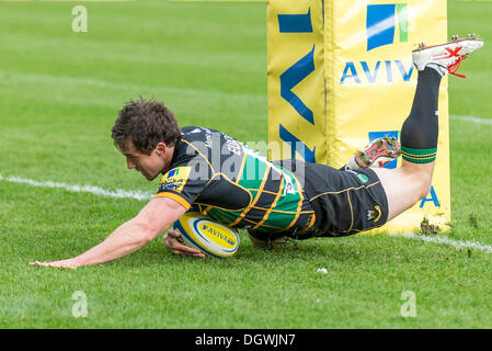 Northampton, UK. 26. Oktober 2013. Northampton Jamie ELLIOTT geht über für den ersten Versuch während der Aviva Premiership Spiel zwischen Northampton Saints und Sarazenen von Franklins Gärten. Bildnachweis: Aktion Plus Sport/Alamy Live-Nachrichten Stockfoto