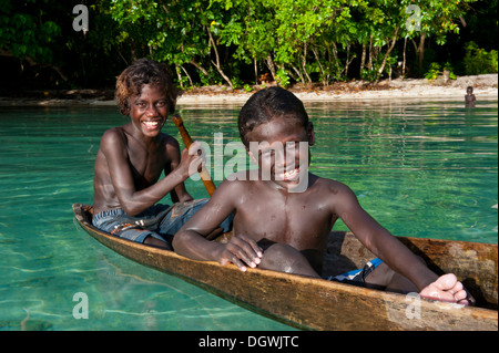 Lokalen Jungs mit dem Kanu in die Marovo Lagune, Marovo Lagune, Western Province, Salomonen Stockfoto